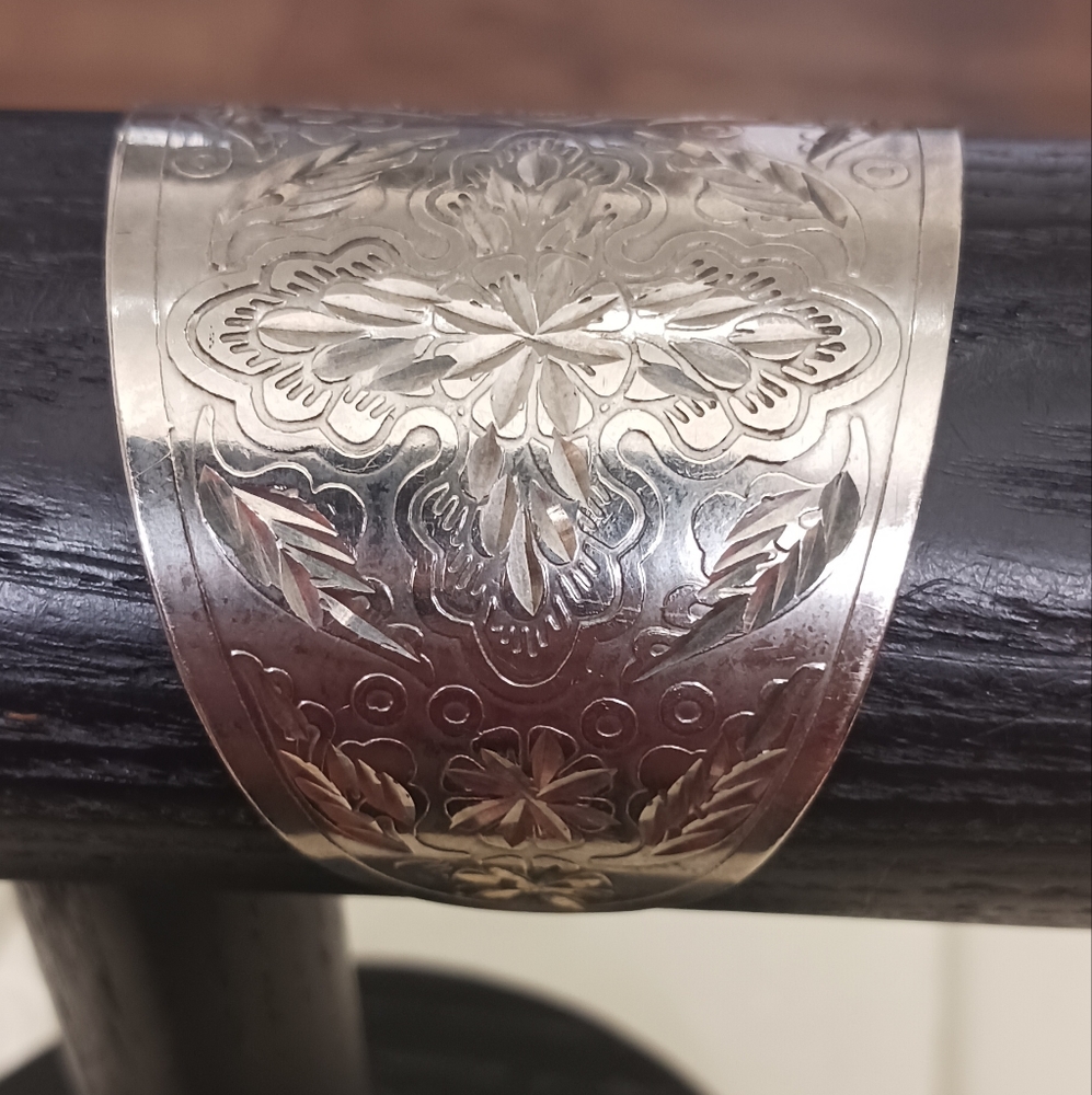 Silvertone carved cuff braclet